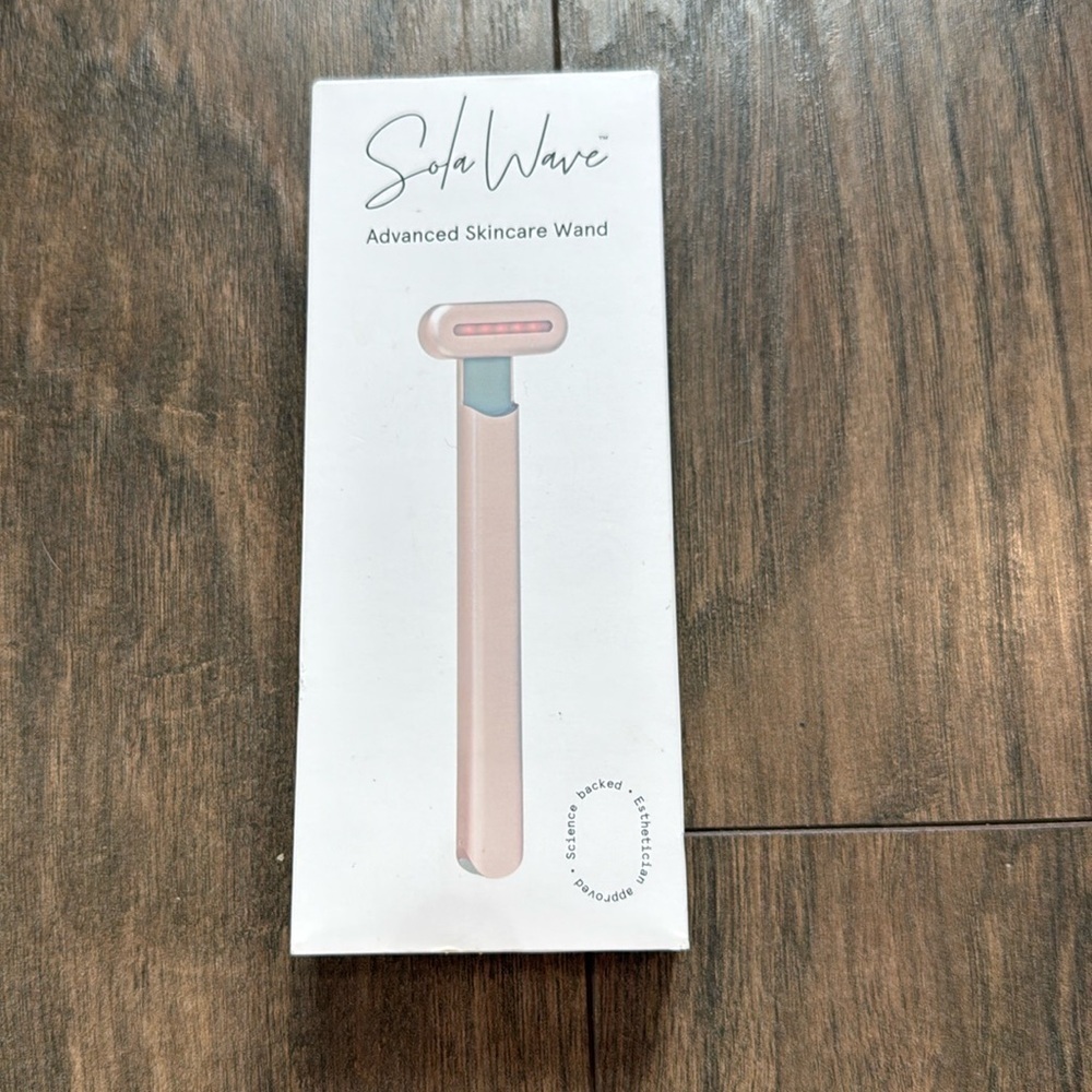 NEW Solawave 4-in-1 Radiant Renewal Facial Red Light Tool Device